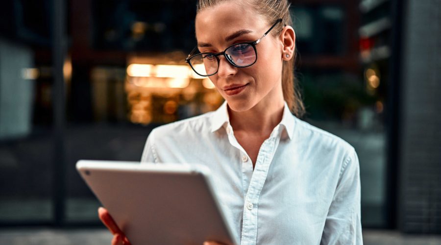 Beautiful,Adult,Modern,Smiling,Business,Woman,In,Glasses,Holding,A